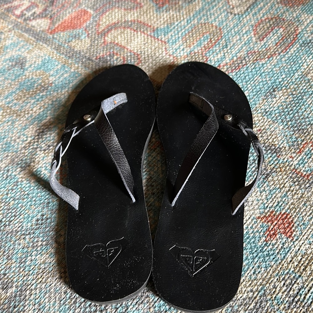 Like new! Black Leather Roxy flip flops!